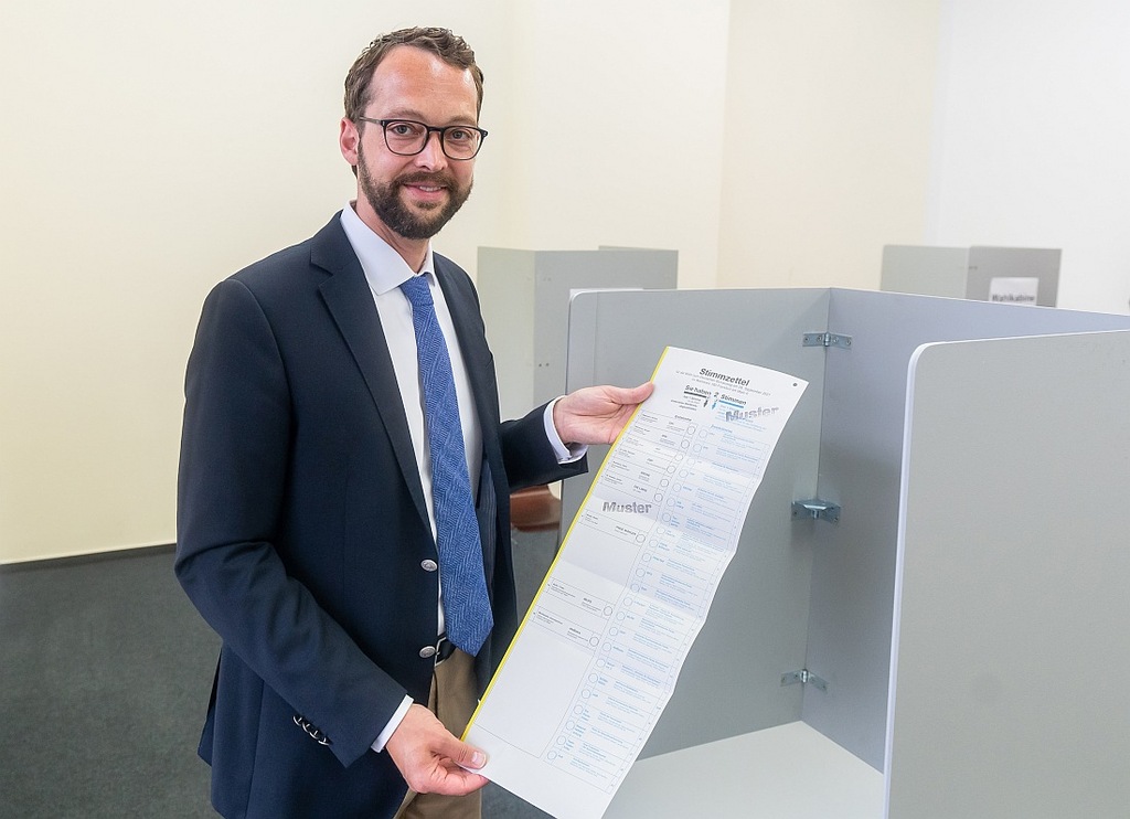 11_Jan_Schneider_Briefwahl_Zentrum__Copyright_Stadt Frankfurt_Holger_Menzel.jpg