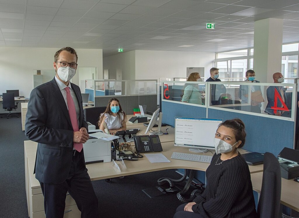 Buergeramt_Nordwest_nach_Umbauarbeiten_Jan_Schneider_Eleni_Mavridou_Sarina_Azizi_copyright_Stadt_Frankfurt_am_Main_Bernd Kammerer.jpg