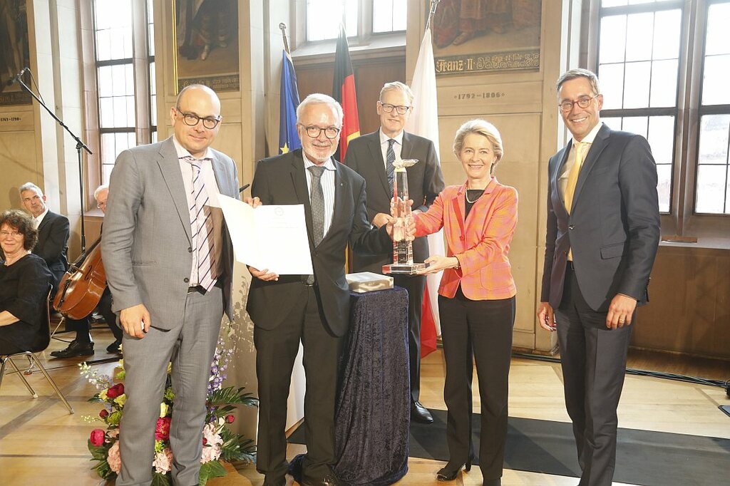 Olaf_Storbeck_Werner_Hoyer_Markus_Frank_Ursula_von_der_Leyen_und_Andreas_Scholz_Copyright_Stadt_Frankurt_Foto_Maik_Reuss.JPG