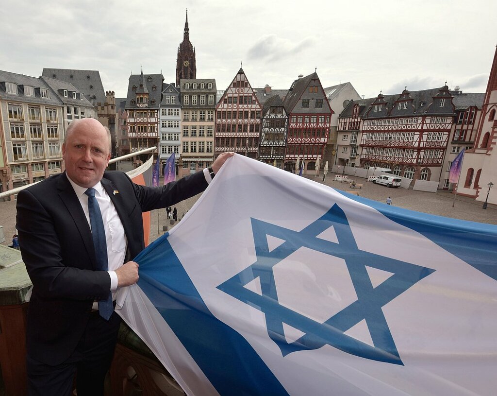 Buergermeister_Becker_hisst_Israel_Flagge_am_Roemerberg_Foto_Kammerer.jpg