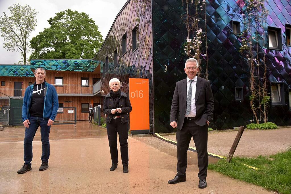 Heiko_Ewald_Christine_Heinrichs_und_Oberbuergemeister_Peter_Feldmann_vor_der_Obdachlosenunterkunft_im_Ostpark_Copyright_Stadt_Frankfurt_Foto_Bernd_Kammerer.jpg